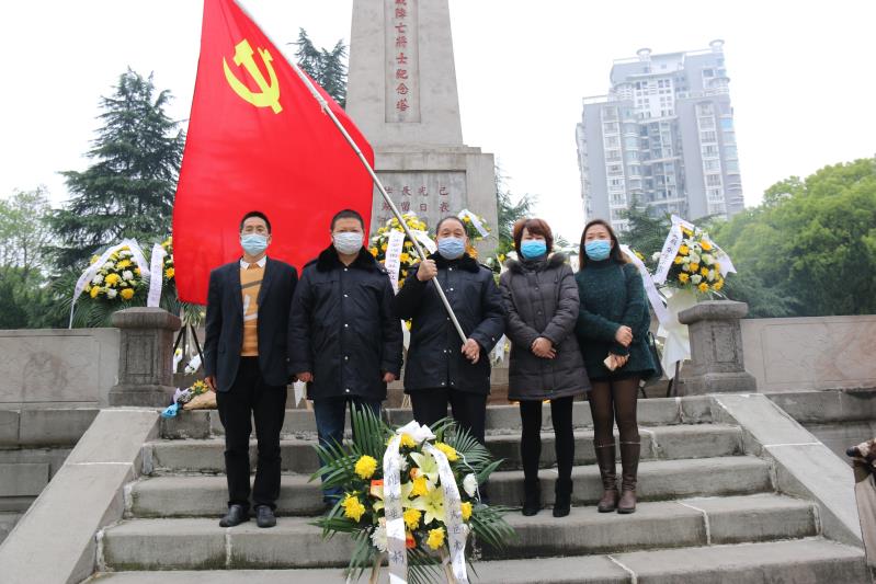 湘北汽運(yùn)黨支部主題黨日活動，緬懷抗日英烈，祭掃墓地，敬獻(xiàn)花籃。