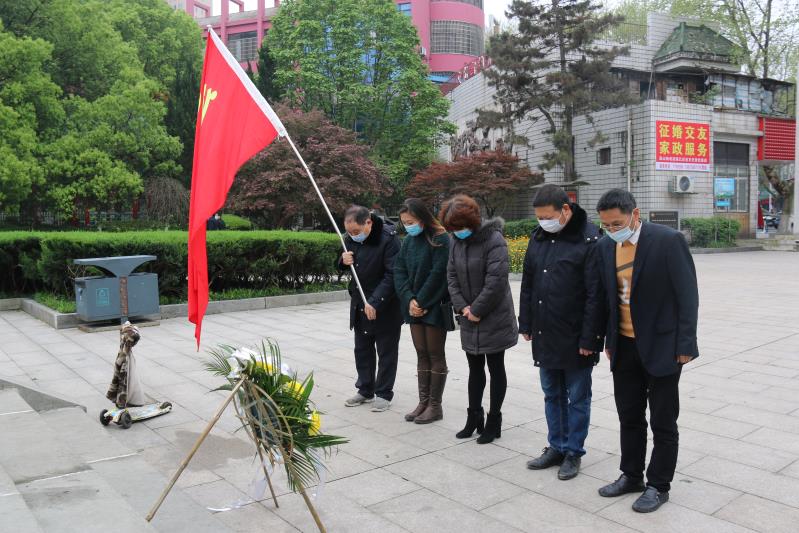 湘北汽運(yùn)黨支部主題黨日活動，緬懷抗日英烈，祭掃墓地，敬獻(xiàn)花籃。